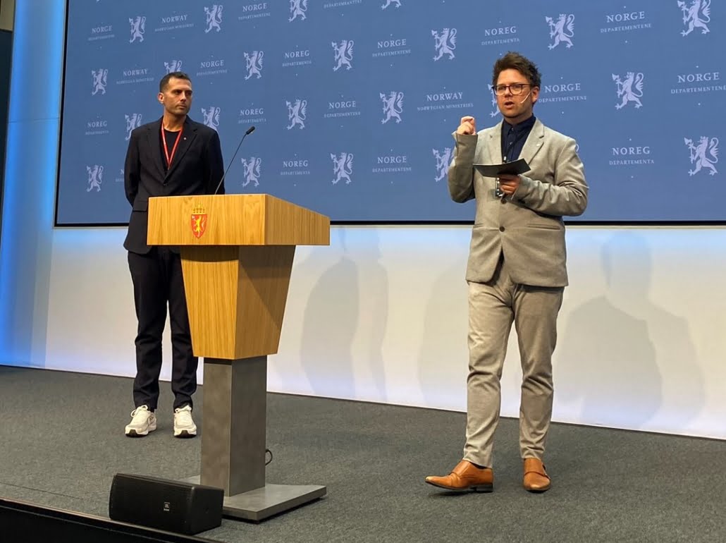 Statssekretær Odin A. Bohmann (t.h.) og Kjetil Vevle tok imot innspill til leselyststrategien i Marmorhallen 22. mai 2023.
