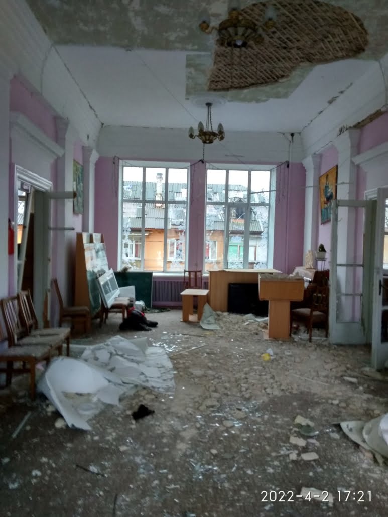 store ødeleggelser på innsiden av et ukrainsk bibliotek. foto. 