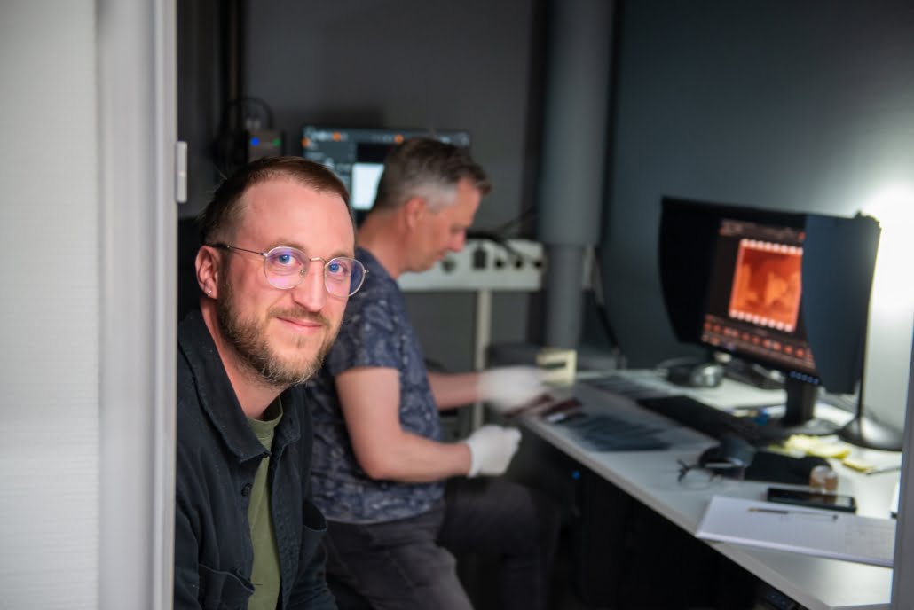 to menn på et kontor jobber med å digitalisere foto. foto.