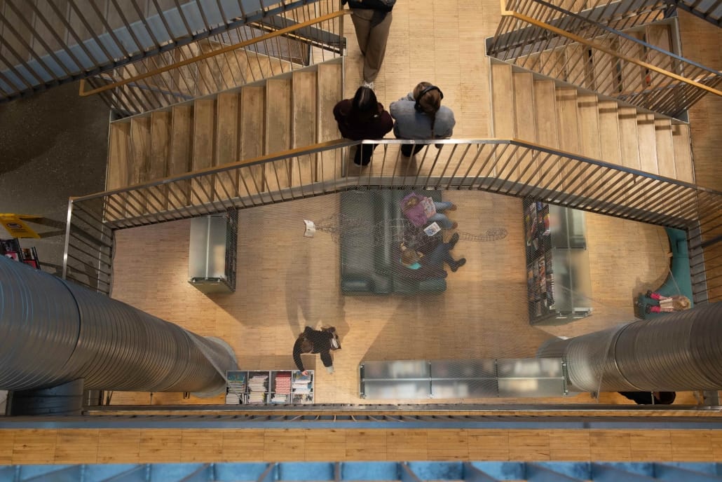 trapp sett ovenfra. personer stående i trappen. foto. 